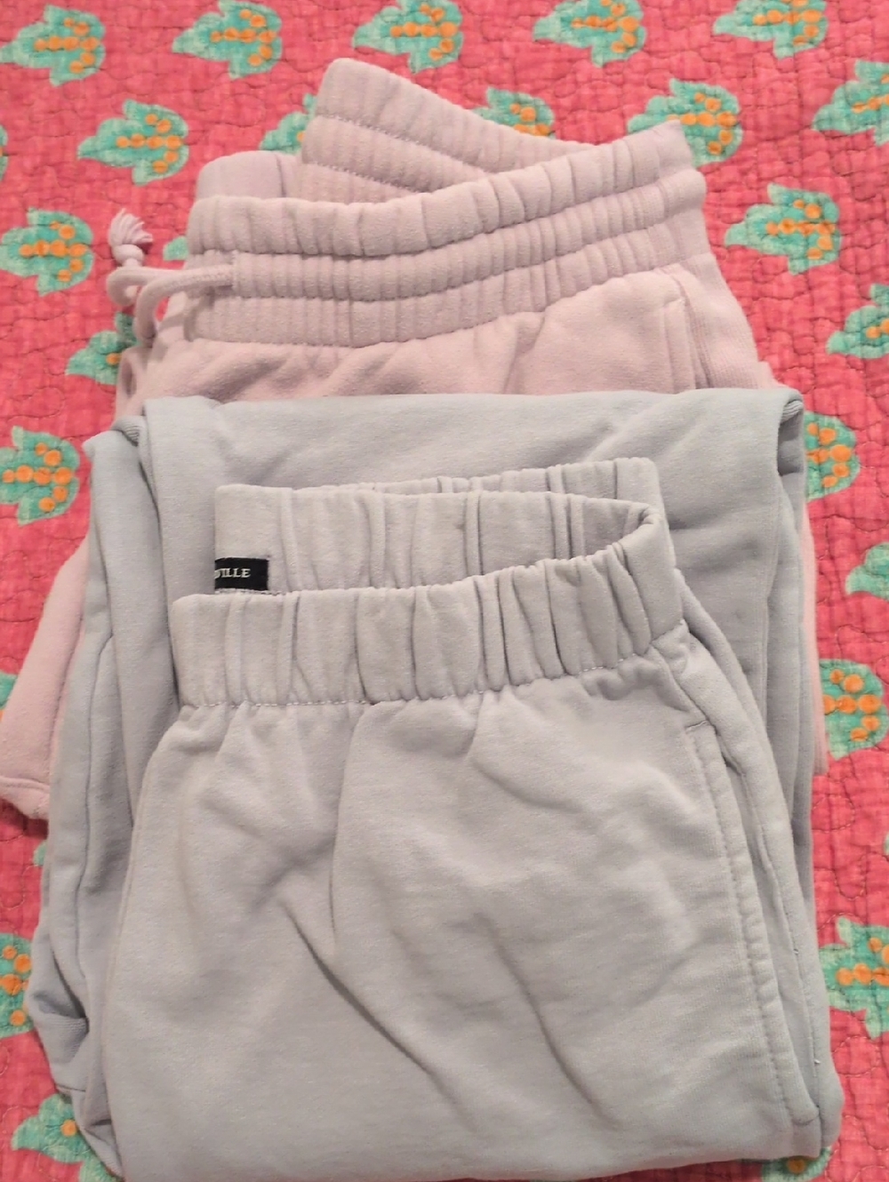 Cozy Women's Elastic-Waist Joggers - Light Pink & Pale Gray. Aritizia & Brandy M